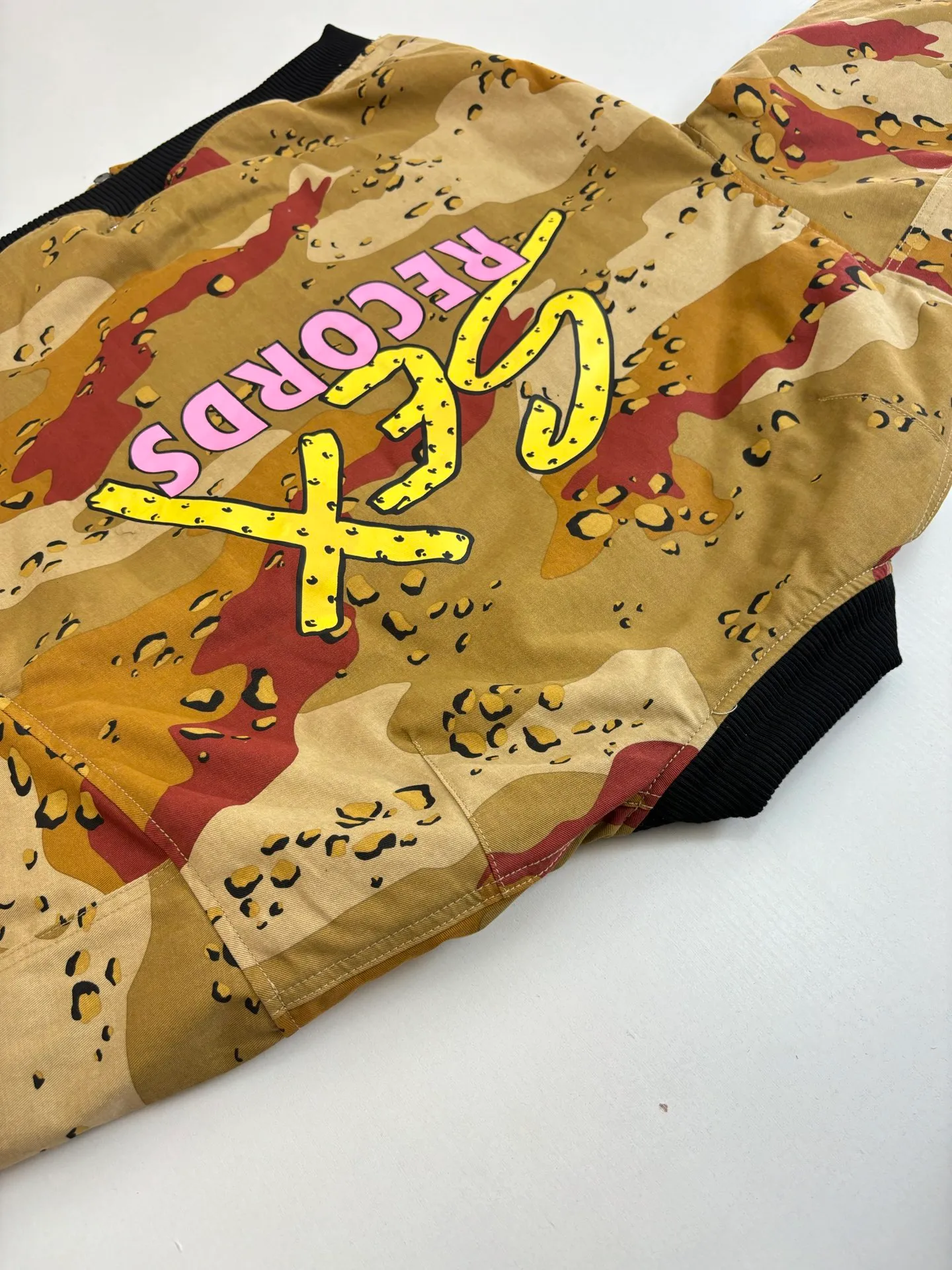 P1010 Chrome Heat*/CH Chrome Heat Camouflage Flight Jacket Cotton Jacket was purchased and developed by a Los Angeles agent for US$5,600. This model is made of custom-made military canvas fabric and is reproduced 1:1 according to the original model, with a piece of cloth printed camouflage pattern. The customization period for the chest sex pattern stamp is 20 days, the minimum order is 1800 pieces, and the color plate is matched. The hardware buckles are all made of electroplated 925 silver material, the weight is perfectly restored, and they are aged and oxidized to black. The back printing uses positioning screen glue printing, and the sleeve pockets are also positioned and opened by a template machine.  Size: M/L/XL/XXL